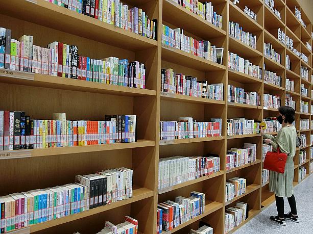 この棚、なんと全部日本の本。古書店から仕入れた感はあるけれど、ラインナップはいいと思います。上海でいちばん日本の本が揃っている場所かも