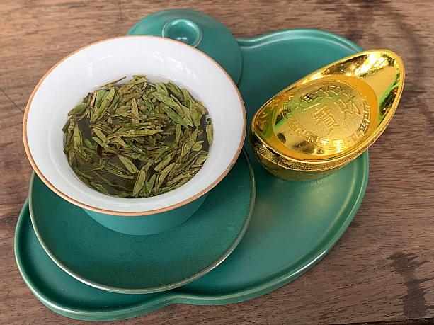 「元宝茶」は、江南地方で春節期間中に飲まれている伝統的なお茶。お茶のなかに入れる青いオリーブが元宝（古代のお金）に似ているので、金運をよくしてくれるお茶なのだそう