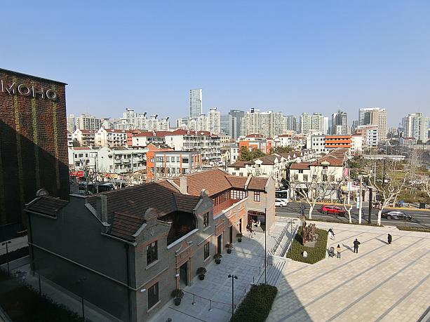 窓からの風景。左下の煉瓦の建物は「中共中央秘書処機関旧址」。無料で見学できます