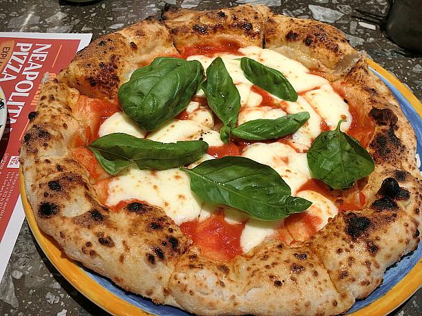 「BOTTEGA」（襄陽北路108号）のピザは、世界１４位、アジア２位なんだとか。いつも混んでいます