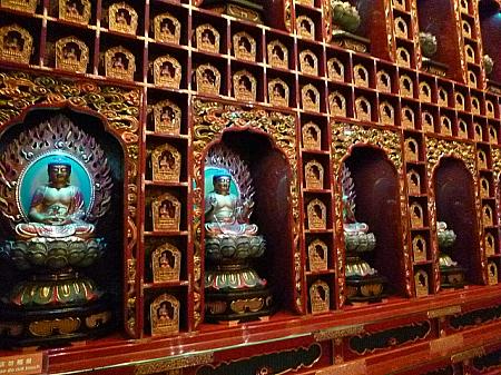 左右の壁に並ぶ100体の仏像と、それを囲む極小の仏像