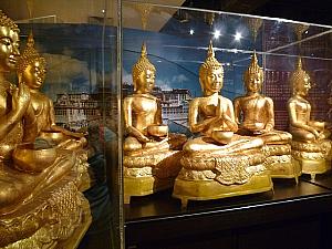 金色に輝くタイの８体の仏像