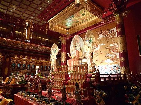 巨大な弥勒菩薩像がおわす、きらびやかな大ホール