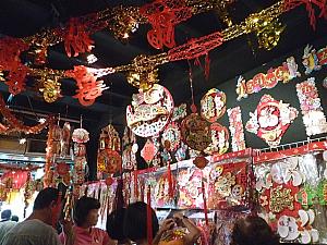 ローカルで賑わう中華正月の飾り物屋
