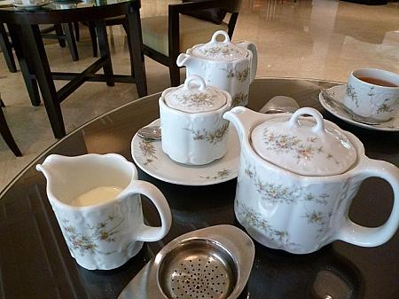 白地に小花模様のティーセットで紅茶が出てきます。