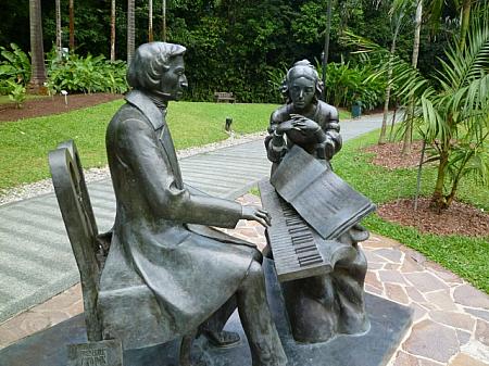 ピアノを弾くショパン像はポーランドから贈られたもの
