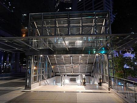 MRTラッフルズプレイス駅G出口から出た場合は、右手にあるビルを通り抜けると目の前がシンガポール川があり、遊歩道を左に進むとボート・キー通りの入り口です