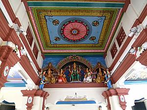 女神たちの彫像と天井の曼荼羅