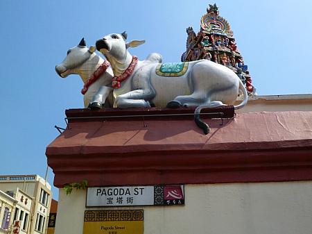 パゴダ・ストリートの標識と、寺院の壁に座る聖牛の彫像