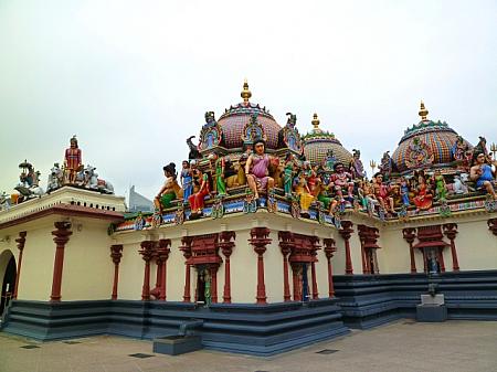 屋根の上に無数に載っているヒンドゥー神話の神々