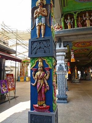 柱のガルーダ（上）とラクシュミー