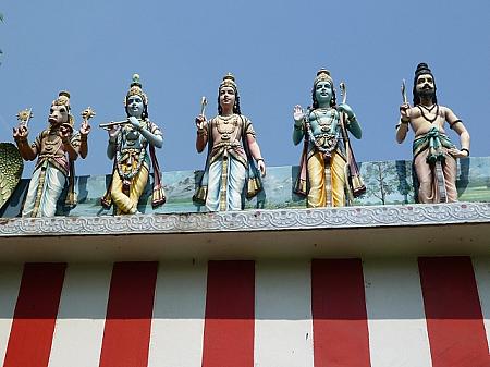 右から斧を持つパラシュラーマ、弓を持つラーマ、<br>バララーマ、クリシュナ、馬頭のカルキ。