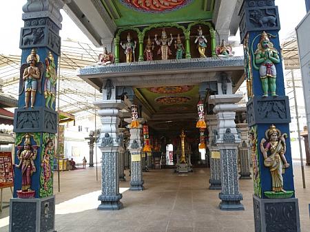 華麗な装飾の柱が並ぶ寺院内部。神々の彫像がいっぱい。