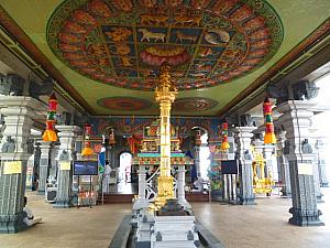 寺院の奥にあるきらびやかな祭壇