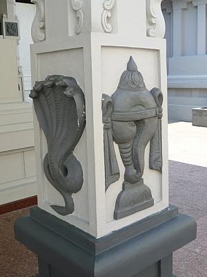 法螺貝とヘビが刻まれた祭壇裏手の柱