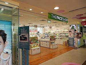 香港発コスメショップのSasa、ドラッグストアのWatsons、そして韓国コスメ店も数軒入っています。