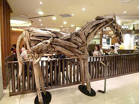 流木のような素材で作られた芸術的な馬のオブジェ
