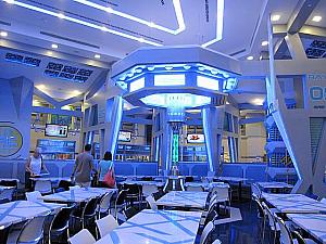 Sci-Fi Cityのカフェ内はまさに未来のレストラン！