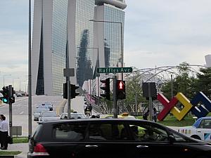 Temasek Avenueと、Raffles Avenueの交差点からマリーナベイ・サンズが見えます。