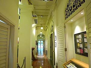 白い柱や欄間が美しい博物館内部