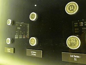 海がテーマの最初の硬貨が並びます。