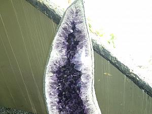 きらきら輝く紫水晶のジオード