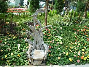 花壇の前のシャレた椅子