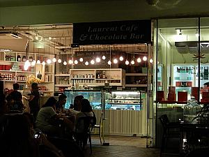 ロバートソンウォークにあるバーやカフェも人気です。