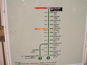 駅のホームには行先ごとの案内図も。