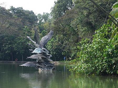 白鳥の彫像がある大きな池