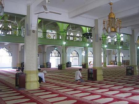 サルタン・モスクの大ホールには祈りを捧げる人の姿が。