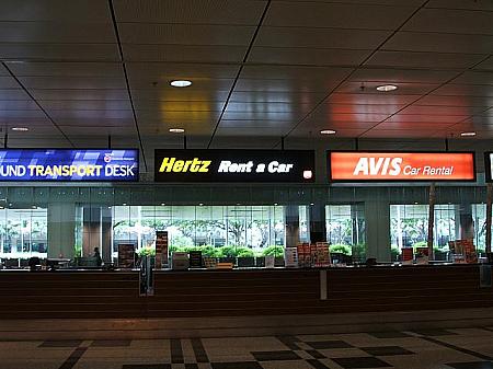 レンタカーカウンターも各ターミナル到着ホールにあります。