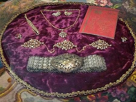 ニョニャの宝飾品。中央が三連ブローチ「クロサン」