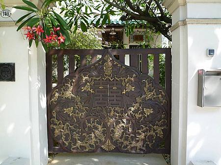 中国色の強い、精緻な彫りが施されたショップハウスの門扉