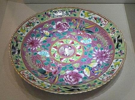 鳳凰と牡丹、鶴や桃が描かれた華やかな大皿