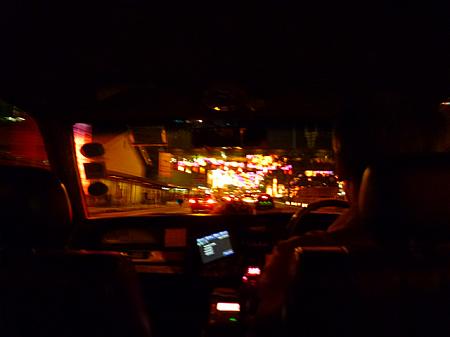 タクシーから道路のライトアップが見えてきました！