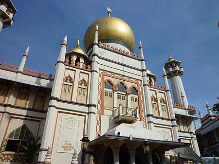 荘厳なたたずまいのサルタン・モスク