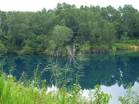 採石地跡の大きな池、バライ・クォリー