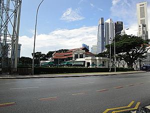 左手にある古そうな建物は、シンガポール・クリケット・クラブ。さすがイギリス領。