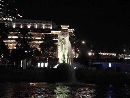 夜のシンガポール川を船で周りました！