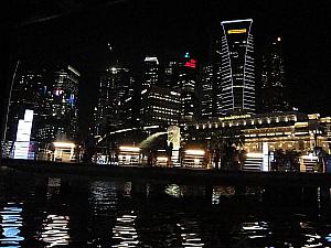 夜のシンガポール川を船で周りました！