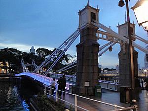 夕暮れのカベナ橋を渡ります。