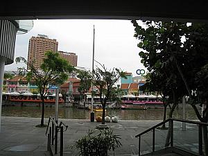 駅の「ｃ」出口からシンガポールリバー正面に出ます。