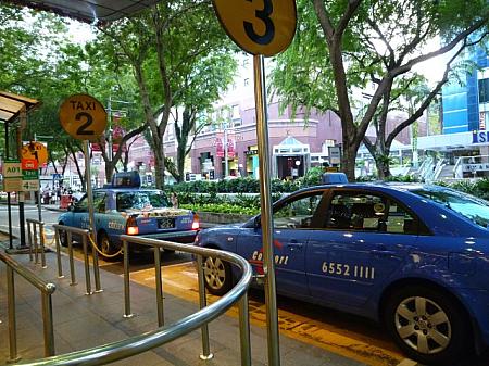 客待ちの車両が並ぶタクシースタンド