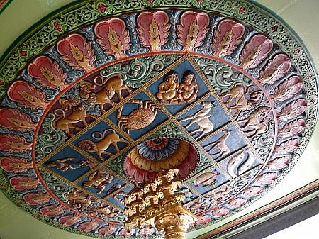 スリ・スリニバサ・ペルマル寺院の天井のレリーフ