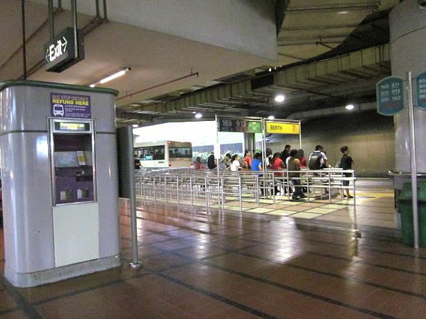 MRTウッドランズ駅に直結しているこのバスターミナル、