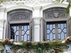 三階建ての建物の窓を彩る華麗な装飾