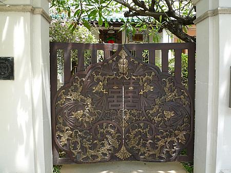 中国風の精緻な彫りが施された、ニール・ロードの建物の門