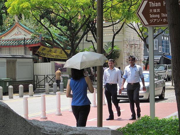 日差しの強い日中は雨傘を日傘代わりに歩く人が増えます。