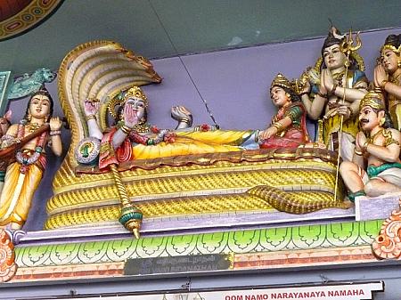 寺院内の祭壇中央で、蛇の上で寝ているヴィシュヌ像